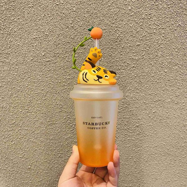 Starbucks 2022 tiger year New Year gift traditional cute tiger platinum tiger pattern lucky Zodiac gradient glass straw cup